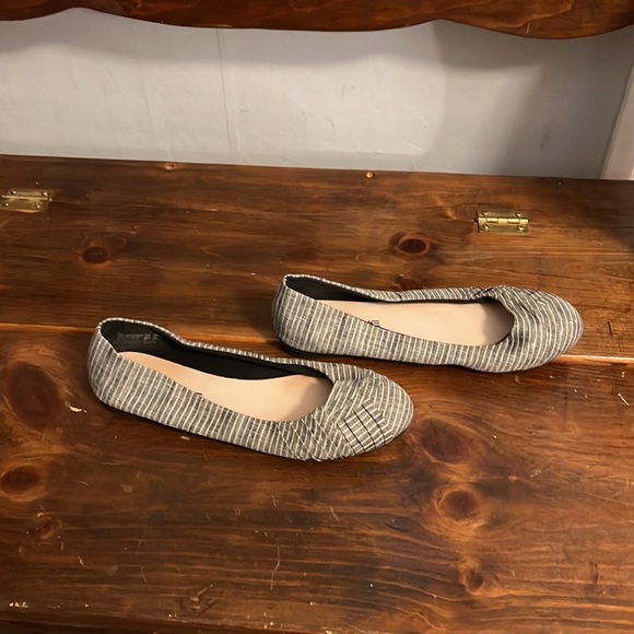 American Eagle Gray Striped Canvas Pleated Bree Ballet Flats Shoe size 9.5 - Picture 3 of 3